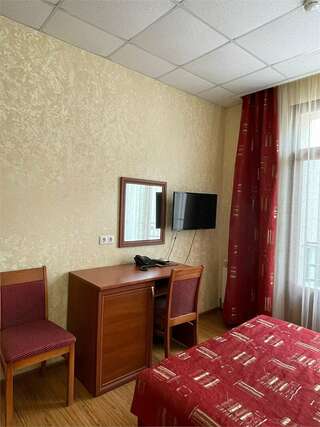 Гостиница Де Париж Анапа "Стандарт" 2-х местный с одной 2-х спальной кроватью с французским балконом-2