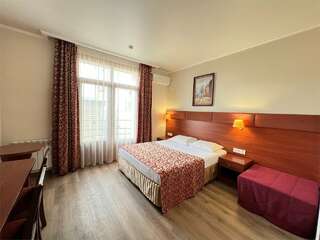 Гостиница Де Париж Анапа "Улучшенный" 2-х местный с одной 2-х спальной кроватью или 2-мя односпальными кроватями с французским балконом-2