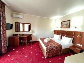 Гостиница Де Париж Анапа "ЛЮКС" 2-х местный с одной 2-х спальной кровать, с большим балконом-1