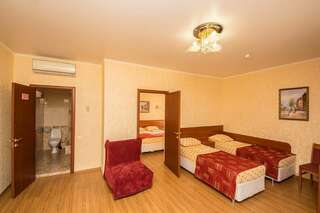 Гостиница Де Париж Анапа "Семейный Комфорт" , 2-х комнатный, 4-х местный с большим балконом-1