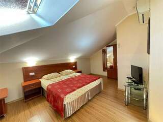 Гостиница Де Париж Анапа "Мансардный" 2-х местный с одной 2-х спальной или двумя односпальными кроватями без балкона-1