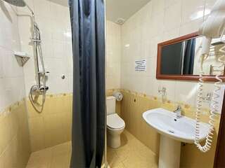 Гостиница Де Париж Анапа "Улучшенный" 2-х местный с одной 2-х спальной кроватью или 2-мя односпальными кроватями с французским балконом-6