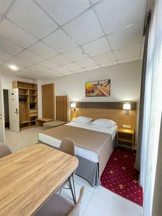 Гостиница Де Париж Анапа "Семейный" 2-х комнатный, 4-х местный номер с 2-мя сан. узлами и французским балконом-2