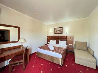 Гостиница Де Париж Анапа "ЛЮКС" 2-х местный с одной 2-х спальной кровать, с большим балконом-2