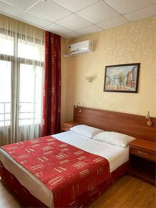 Гостиница Де Париж Анапа "Стандарт" 2-х местный с одной 2-х спальной кроватью с французским балконом-1